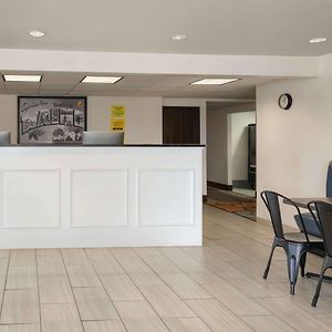 Super 8 By Wyndham Portland/Westbrook Area